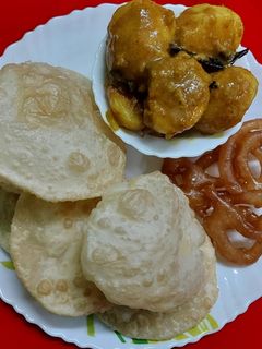 লুচি আলুর দম (Luchi aloor dum recipe in Bengali) রেসিপির প্রধান ছবি
