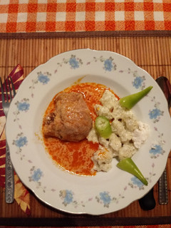 Tejfölös csirkepaprikás túrós- kapros galuskával recept fotója