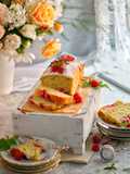 Zucchini-Zitronen-Kuchen mit Himbeeren