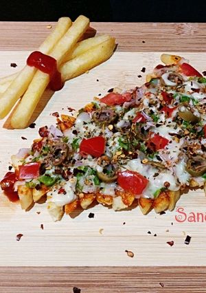 A picture of Potato French Fries Pizza.