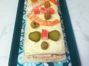 Una foto de pastel frío palitos de cangrejo