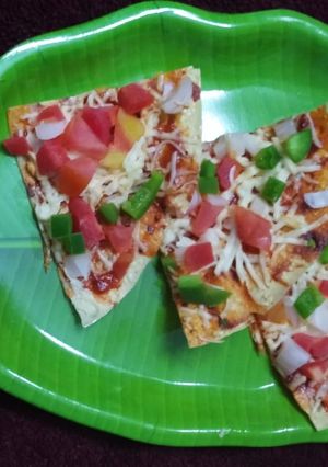 પાપડ પીઝા(Papad Pizza Recipe In Gujarati) રેસીપી મુખ્ય ફોટો