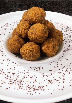 अळीव लाडू (aliv laddu recipe in marathi) रेसिपी चे मुख्य फोटो