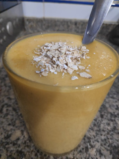 Una foto de Batido de plátano, melocotón y yogur