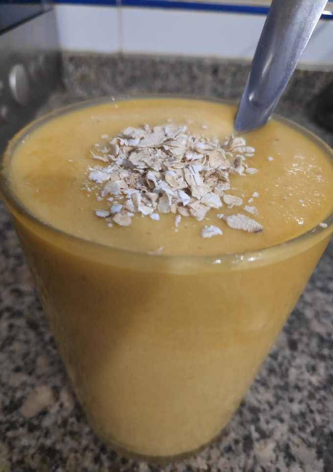 Una foto de Batido de plátano, melocotón y yogur