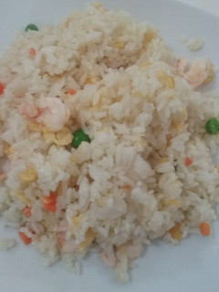 Una foto de Arroz frito tres delicias con gambas