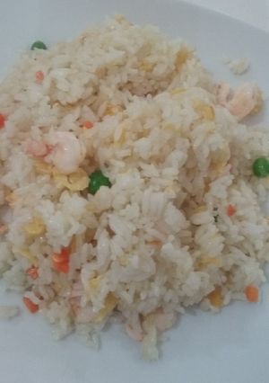 Una foto de Arroz frito tres delicias con gambas