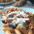 Macarrones con verduras asadas y salteadas con tomate
