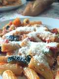 Macarrones con verduras asadas y salteadas con tomate