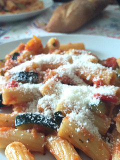 Una foto de Macarrones con verduras asadas y salteadas con tomate