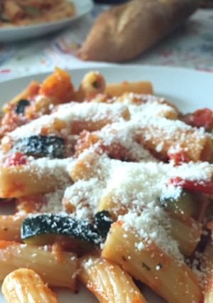 Una foto de Macarrones con verduras asadas y salteadas con tomate