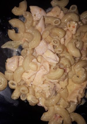 Una foto de Macarrones con queso a mi manera con pechuga de pollo 😀