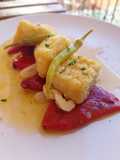Bacalao a la andaluza con piquillos confitados y piparra