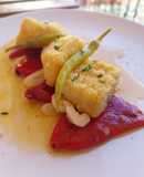 Bacalao a la andaluza con piquillos confitados y piparra