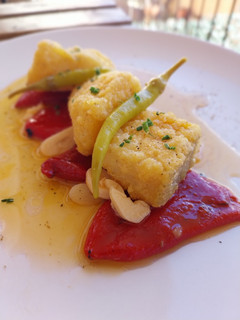 Una foto de Bacalao a la andaluza con piquillos confitados y piparra