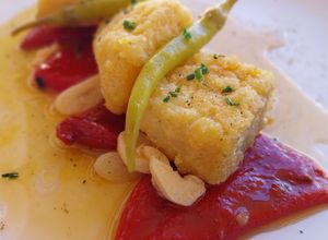 Una foto de Bacalao a la andaluza con piquillos confitados y piparra