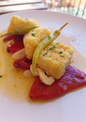 Una foto de Bacalao a la andaluza con piquillos confitados y piparra