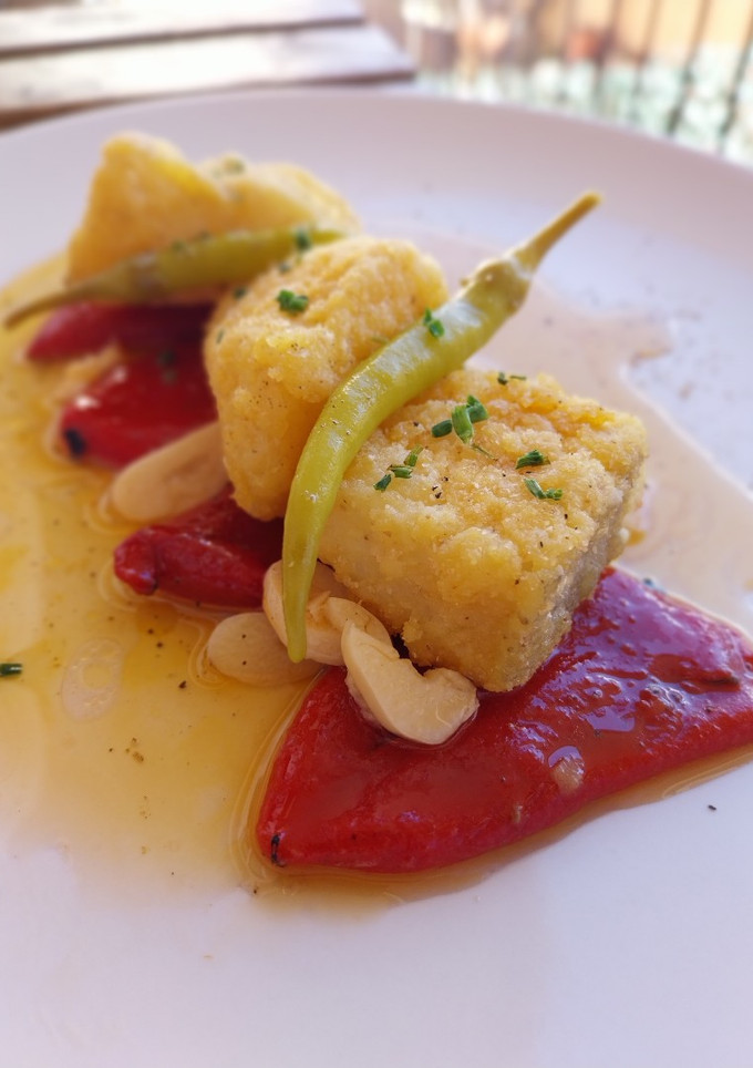 Una foto de Bacalao a la andaluza con piquillos confitados y piparra