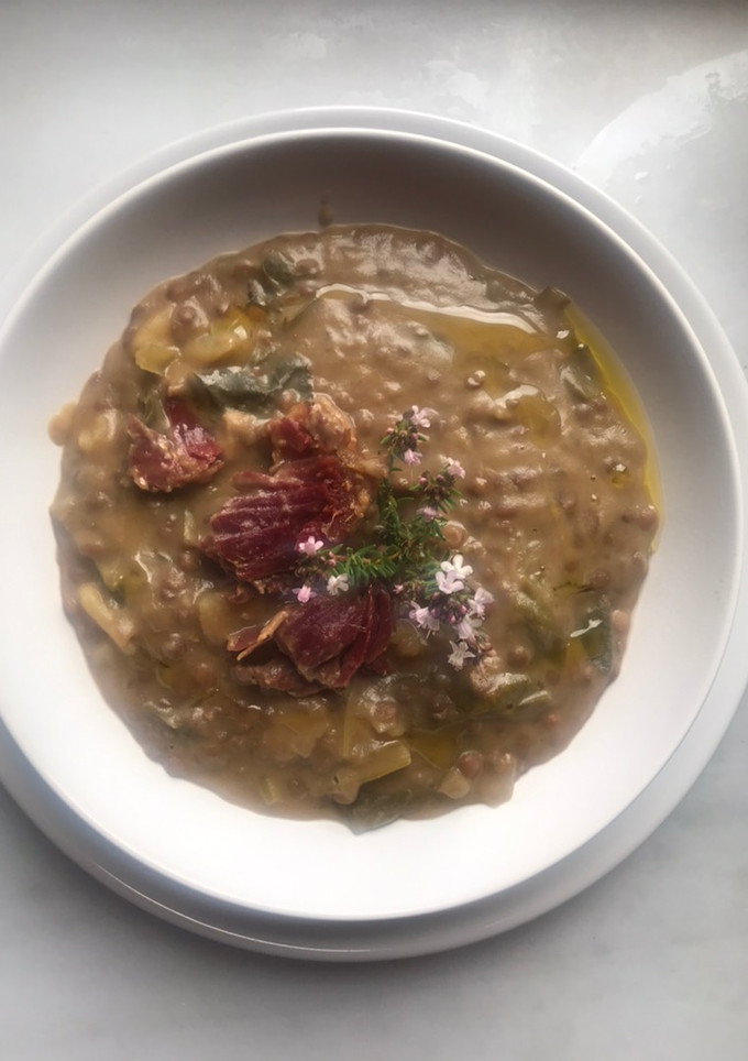Una foto de Potaje de lentejas con jamón ibérico
