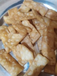 मठरी (mathri recipe in HIndi) रेसिपी मुख्य फोटो