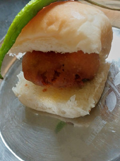 वड़ा पाव (Vada pav recipe in hindi) रेसिपी मुख्य फोटो