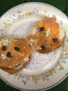 Una foto de Bagels de salmón con eneldo