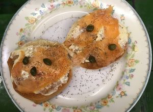 Una foto de Bagels de salmón con eneldo