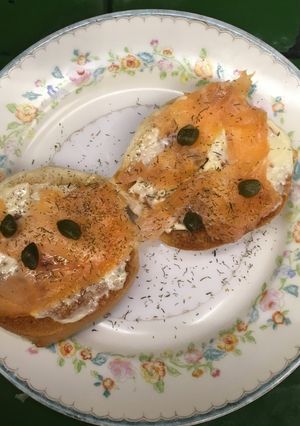 Una foto de Bagels de salmón con eneldo