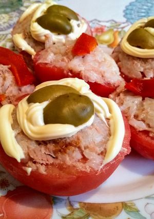 Una foto de Tomates rellenos con arroz y atún