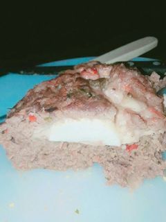 Una foto de Pan de carne relleno🍞🍷