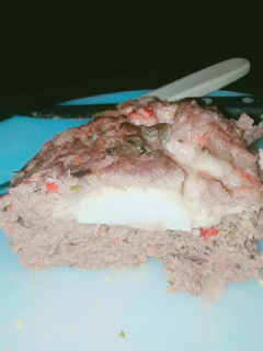 Una foto de Pan de carne relleno🍞🍷