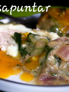 Una foto de Espinacas a la crema con berenjenas y huevo 🥬 🍆 🥚