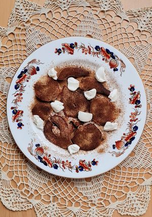Una foto de Pera especiada con yogur griego 🍐 Pera con canela, nuez moscada y clavo de olor con yogur drenado 🍐