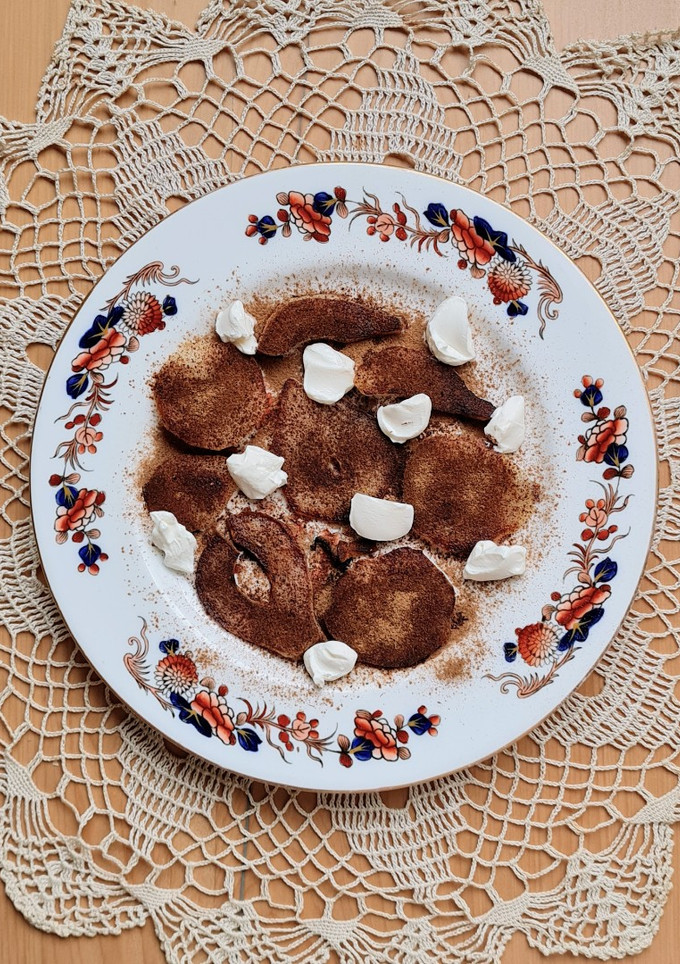 Una foto de Pera especiada con yogur griego 🍐 Pera con canela, nuez moscada y clavo de olor con yogur drenado 🍐