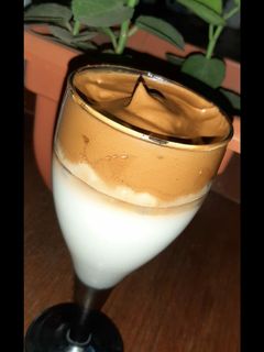 દાલગોના કોફી (Dalgona Coffee Recipe In Gujarati) રેસીપી મુખ્ય ફોટો