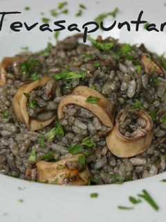Una foto de Arroz meloso con calamares picantes