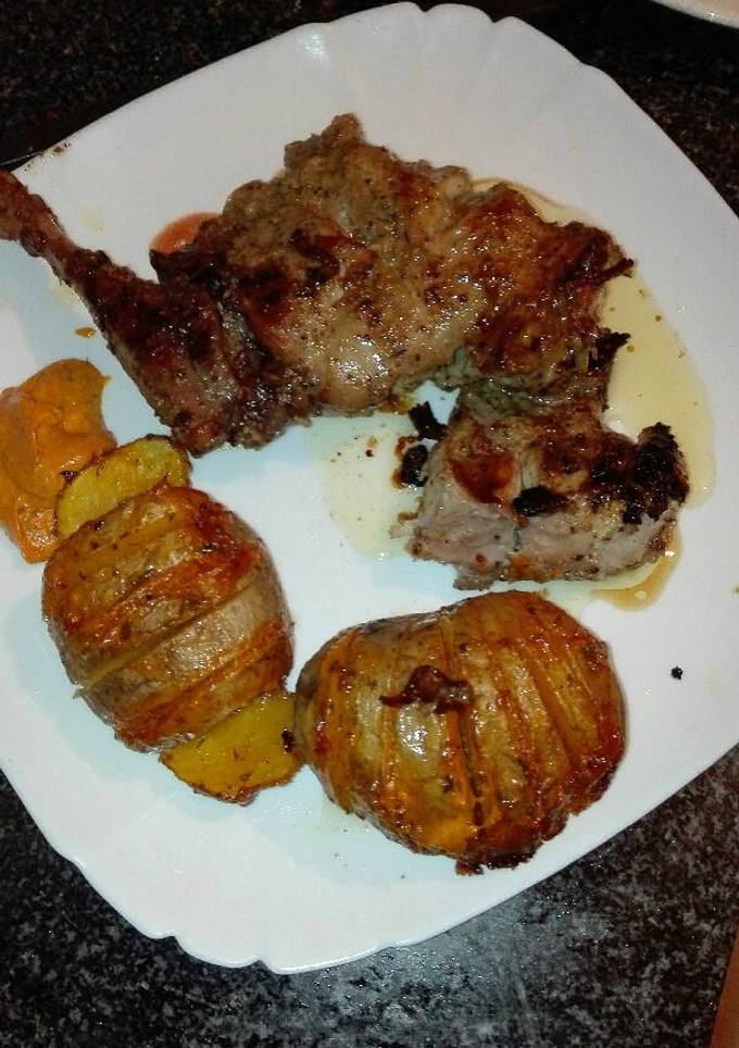Una foto de Conejo a la plancha a mi estilo con patatas asadas