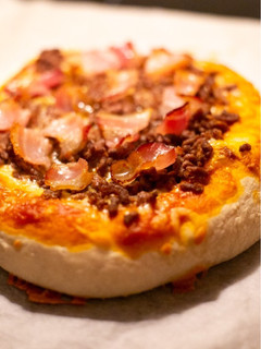 Una foto de Pizza barbacoa con masa y salsa caseras