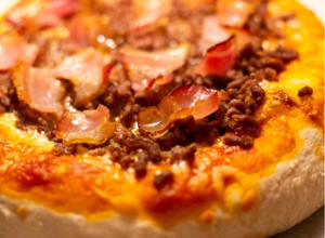 Foto principal de Pizza barbacoa con masa y salsa caseras