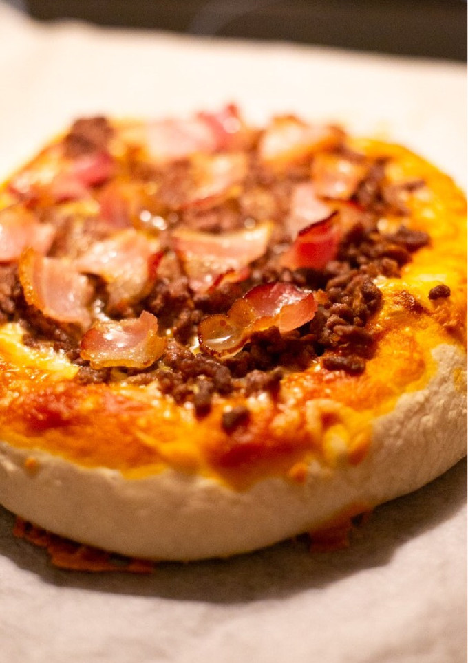 Una foto de Pizza barbacoa con masa y salsa caseras