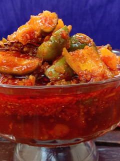 ગુંદા કેરી નું અથાણું (Gunda Keri Athanu Recipe In Gujarati) રેસીપી મુખ્ય ફોટો