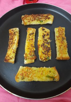 ગાર્લીક બટર બ્રેડ સ્ટીક (Garlic Butter Bread Stick Recipe In Gujarati) રેસીપી મુખ્ય ફોટો
