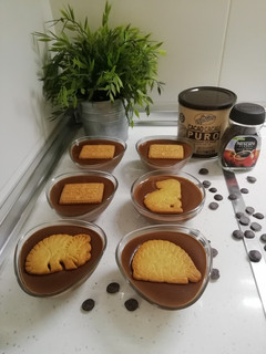 Una foto de Flanin con chocolate y café