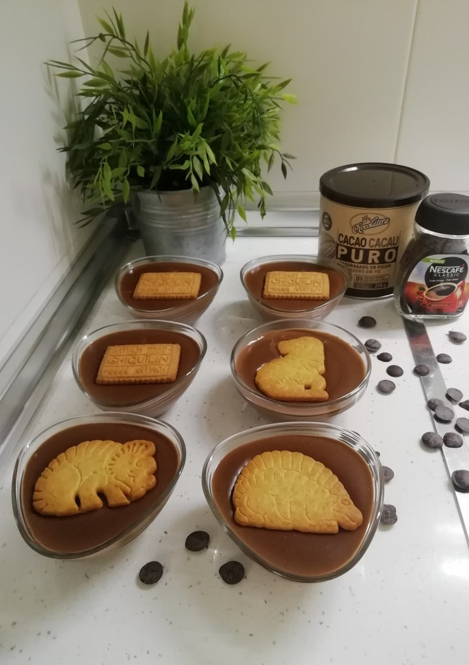 Una foto de Flanin con chocolate y café