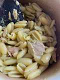 Pasta con pesto,tonno e olive