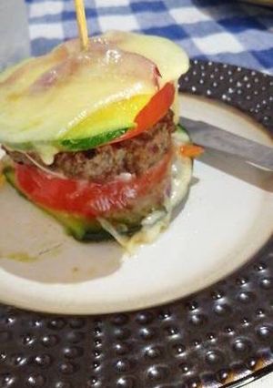Una foto de Hamburguesas con zapallito y tomate
