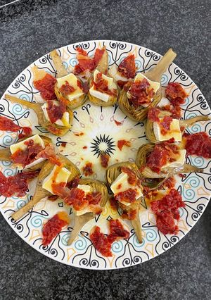 Una foto de Alcachofas confitadas con brie y crujiente de jamón ibérico