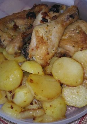 Ropogós, mézes- fokhagymás sültcsirkecombok tepsis burgonyával recept fotója