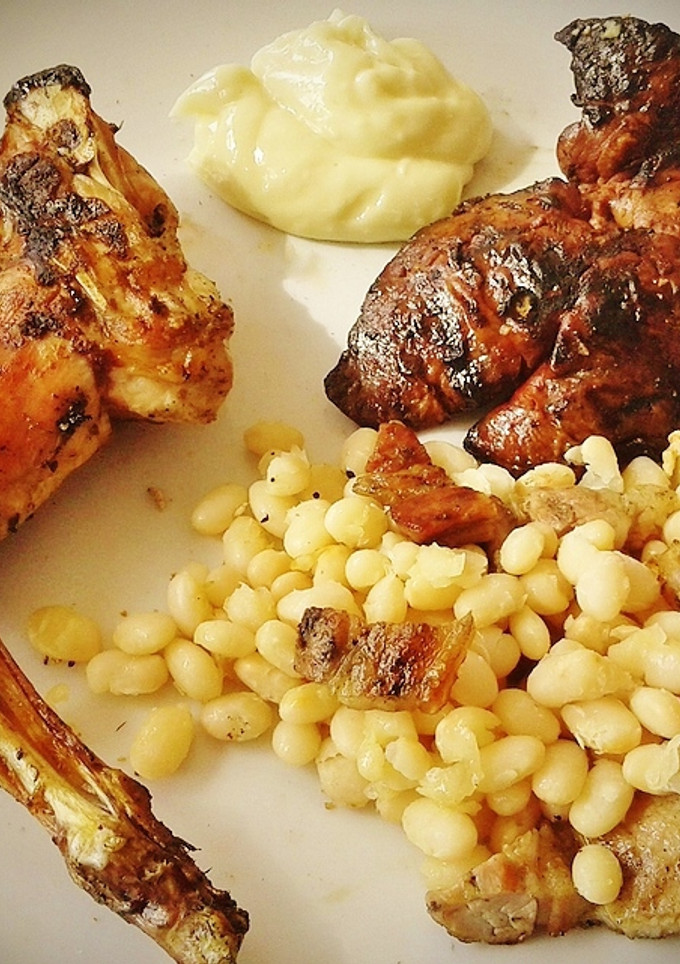Una foto de Conejo a la brasa con allioli