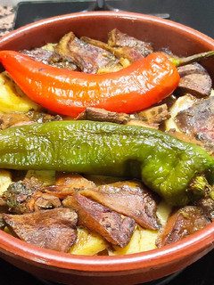 Una foto de Cazuela de patatas, rovellones y pimientos italianos